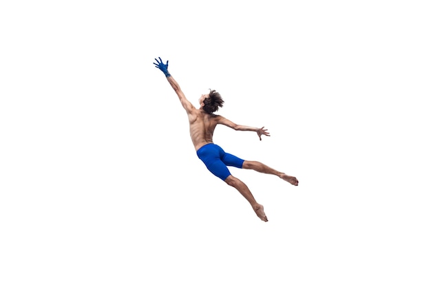 Por el sol. Bailarín de ballet moderno masculino, performance art contemp, combinación azul y blanca de emociones. Flexibilidad, gracia en movimiento, acción sobre fondo blanco. Moda y belleza, concepto de arte.