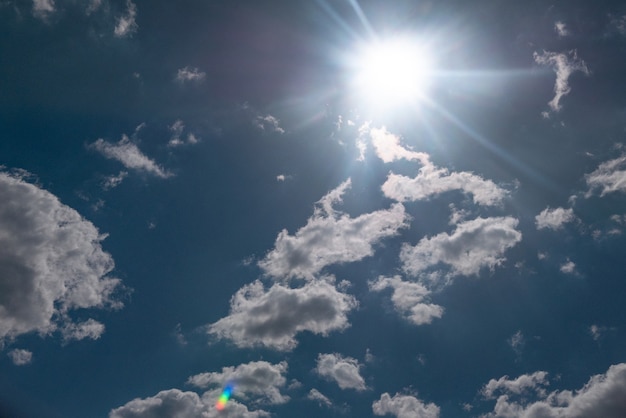 Sol brilhando acima de belas nuvens de tempestade, o céu está clareando após a chuva