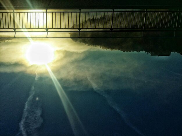 Foto sol brilhando através da ponte