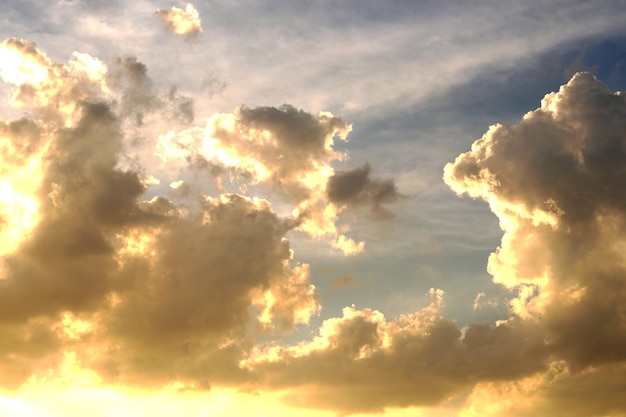 Sol brilhando com nuvens no fundo do céu