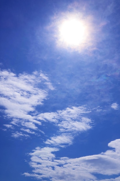 Sol brilhante brilhando sobre nuvens fantásticas em forma de dragão no céu azul ensolarado