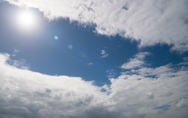 Sol brilhante do céu azul entre nuvens brancas. Previsão do tempo tropic island st, johns antigua. Clima tropical de calor. Clima tropical quente. Coloque protetor solar antes de se bronzear na praia. Protege a pele do bronzeado.