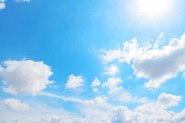 Sol brilhante em um céu azul com nuvens