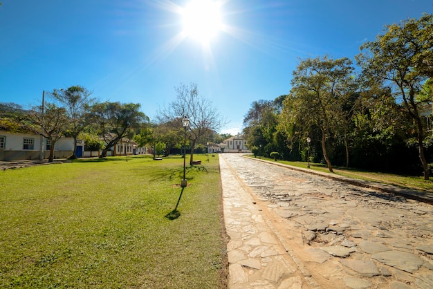 El sol brilla en el campo de la ciudad histórica de Tiradentes, Patrimonio Mundial de la UNESCO, Minas Gerais, Brasil