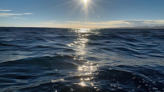 El sol brilla sobre el agua.