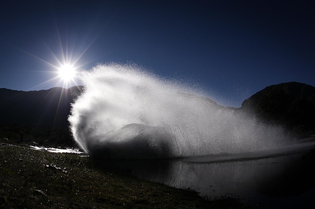 El sol brilla sobre el mar