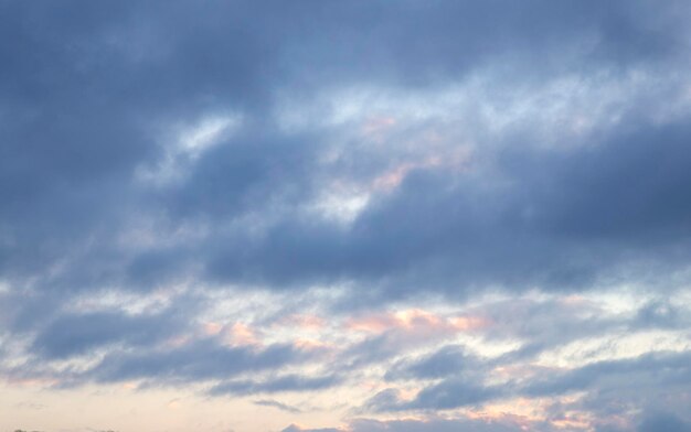 el sol brilla a través del cielo, fondo de las nubes