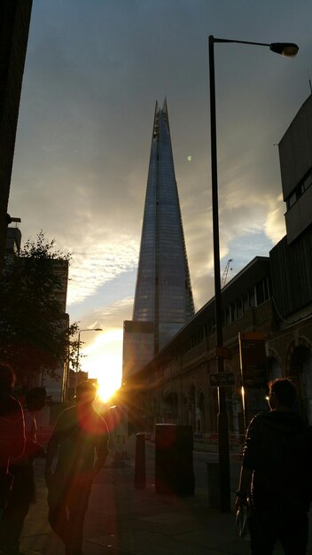 Foto el sol brilla a través de la ciudad