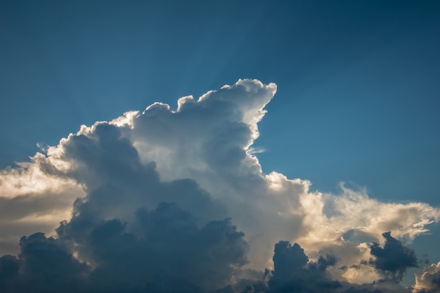 El sol brilla a través de la nube baja.