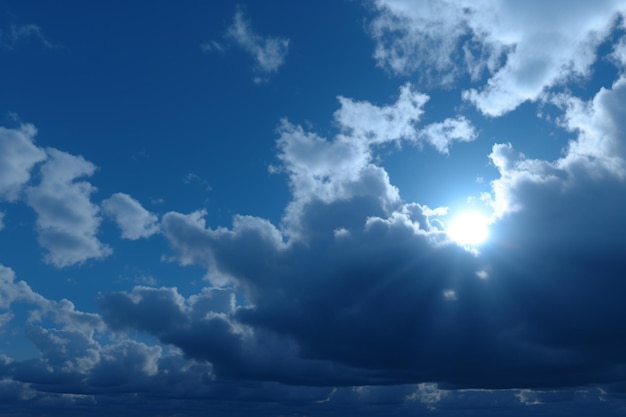 El sol brilla a través de las nubes en el cielo