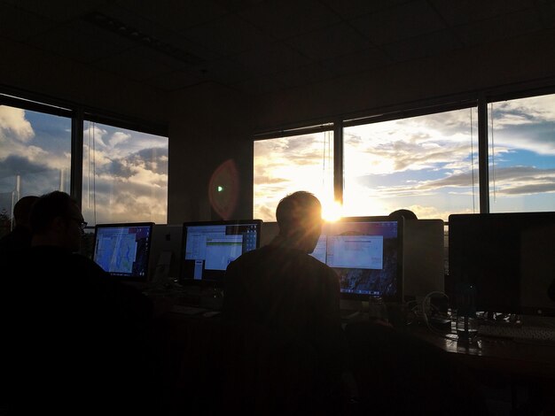 Foto el sol brilla a través de las nubes sobre el mar