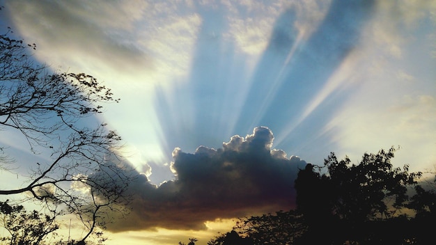 Foto el sol brilla a través de las nubes