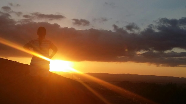 Foto el sol brilla a través de las nubes