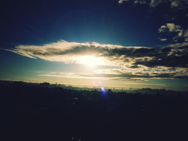 Foto el sol brilla a través de las nubes