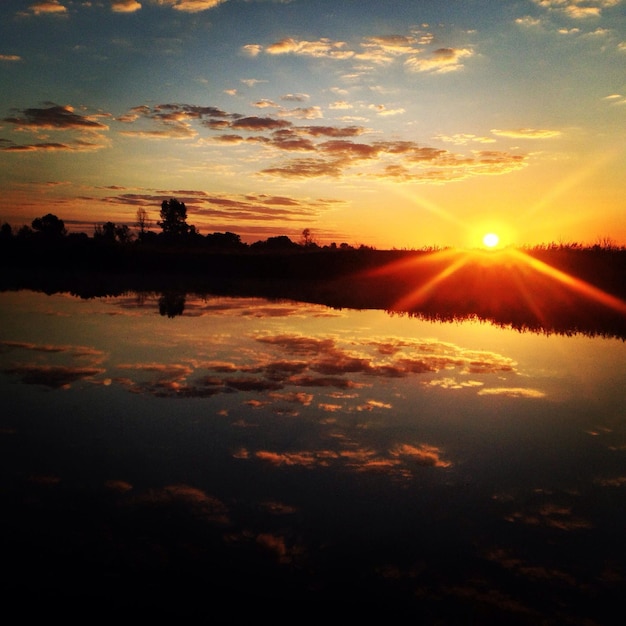 Foto el sol brilla a través de las nubes