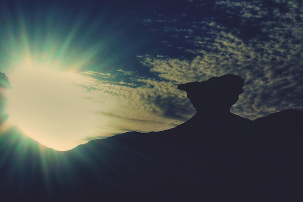 Foto el sol brilla a través de las nubes