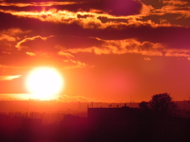 Foto el sol brilla a través de las nubes