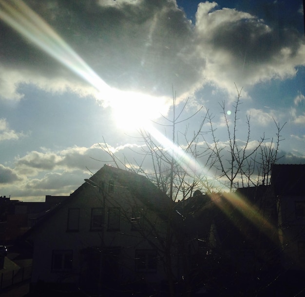 Foto el sol brilla a través de las nubes