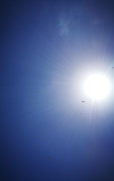 El sol brilla a través de las nubes