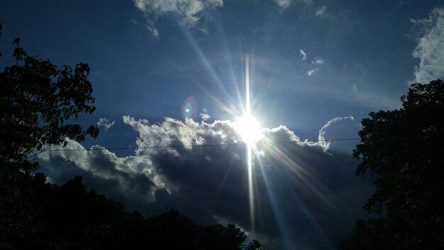 Foto el sol brilla a través de las nubes