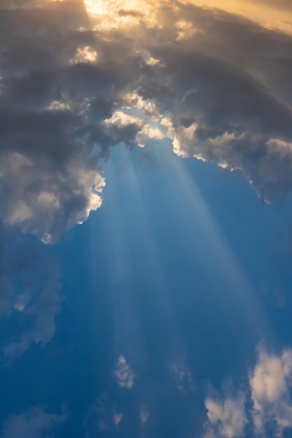 El sol brilla a través de las nubes.