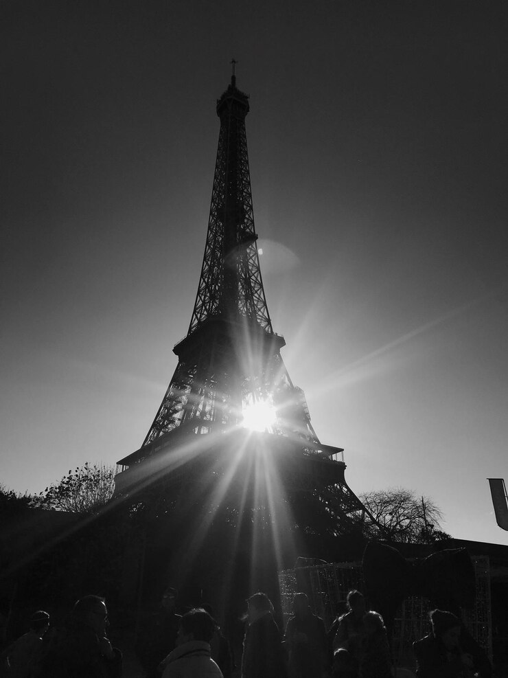 Foto el sol brilla a través de la torre