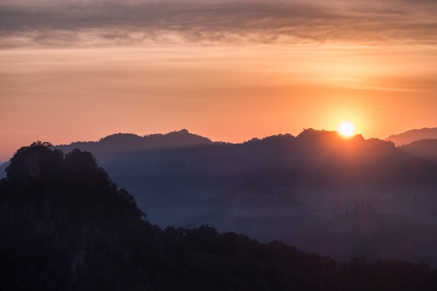 Sol brillando sobre la montaña en la mañana