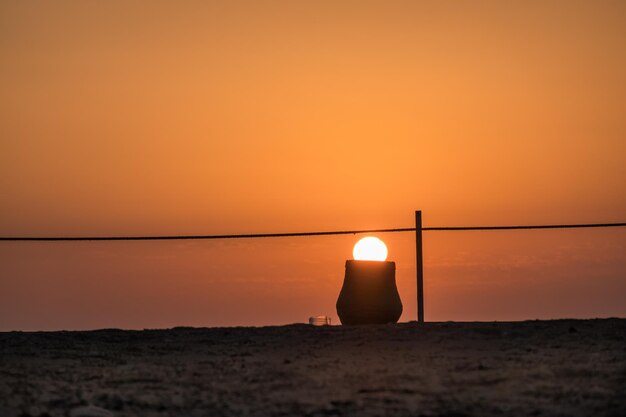 sol brillante blanco en una ánfora en la playa durante el amanecer