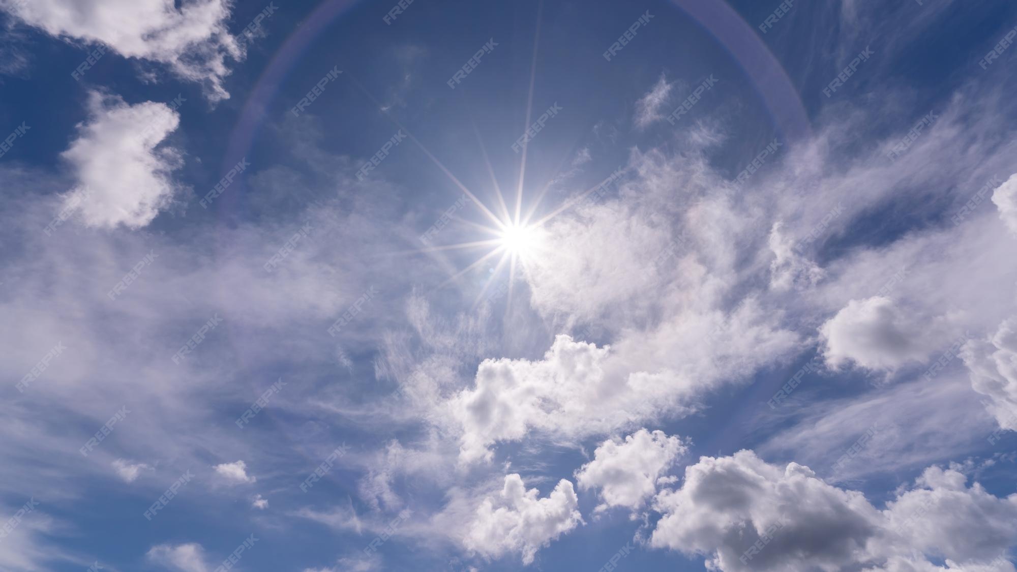 Sol brillante en el cielo azul claro con destello de luz solar en el