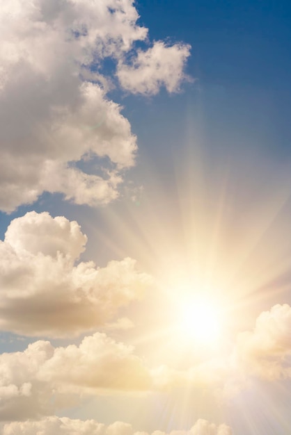 Sol brillante en el cielo azul con fondo de nubes esponjosas blancas