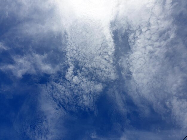 Sol brillante con nubes en el fondo del cielo azul