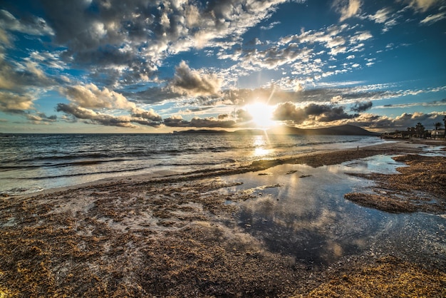 Sol brillante sobre Alghero al atardecer Italia