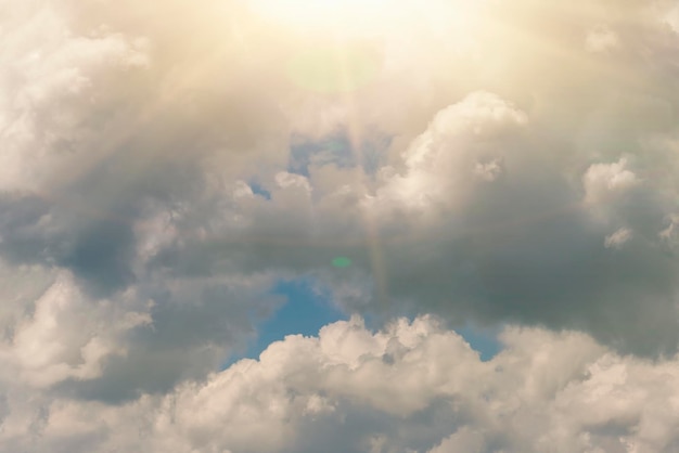 Sol brillante sobre el fondo de las nubes