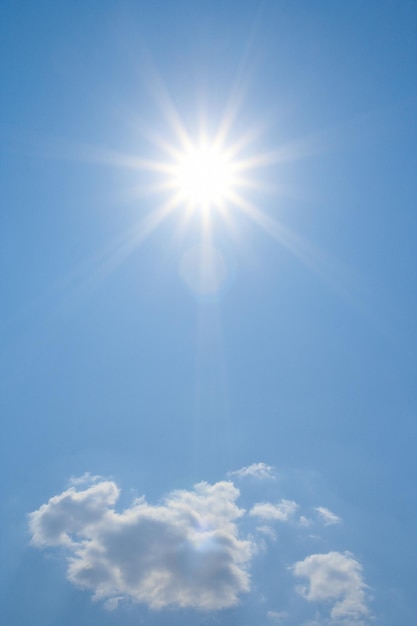 El sol brillante sobre la nube está iluminando directamente a la cámara