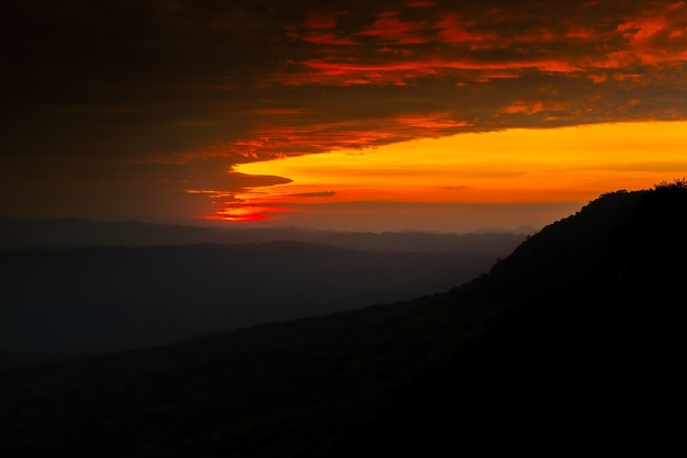 El sol cae sobre el círculo rojo y la vista a la montaña.