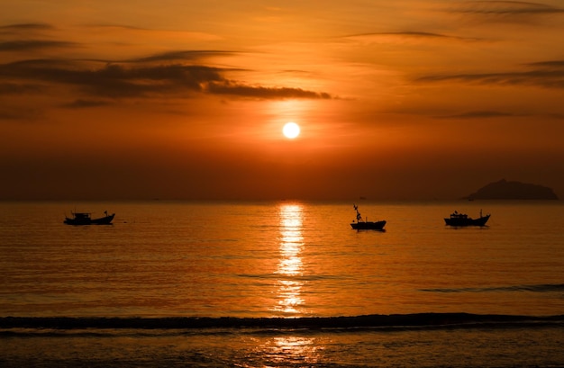 El sol, el cielo dorado de la mañana, Vietnam.