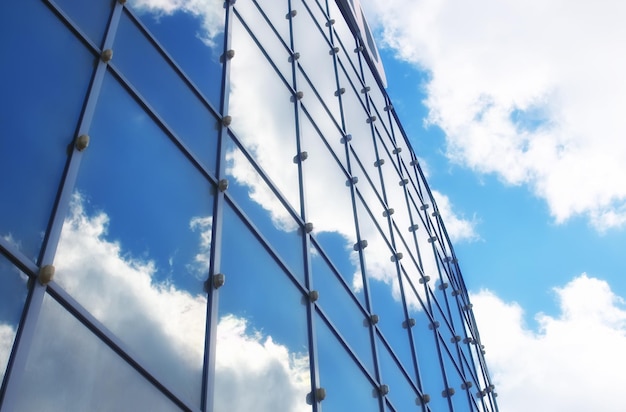 El sol y el cielo en un edificio de cristal.