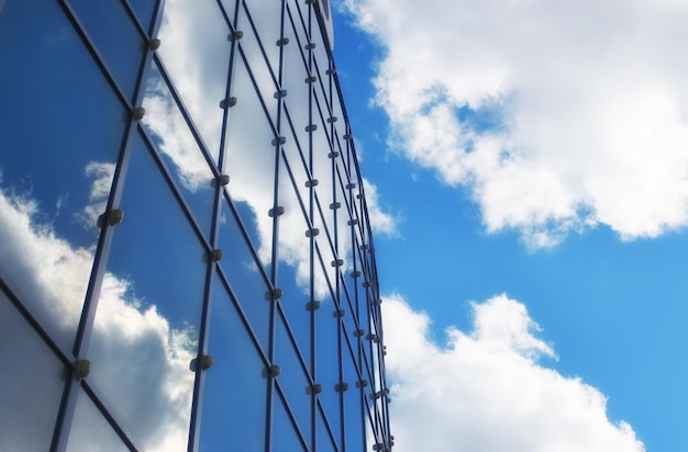 El sol y el cielo en un edificio de cristal.