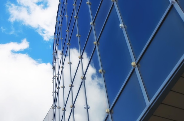 El sol y el cielo en un edificio de cristal.