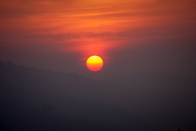 Sol en el cielo de la mañana