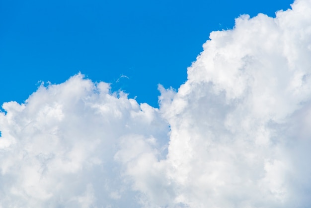 Sol en el cielo con nubes blancas para el fondo de la naturaleza