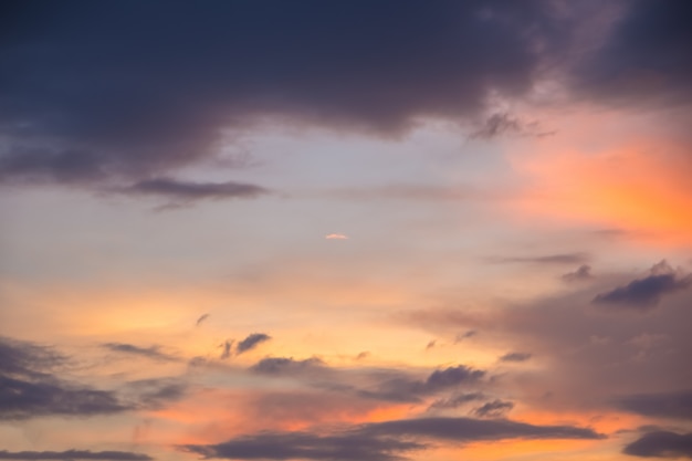 Sol, cielo y nubes En la noche