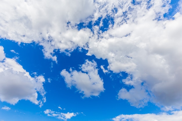 Sol, cielo y nubes con salida del sol