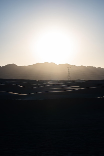 sol detrás de las montañas del desierto