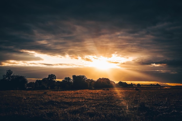 El sol detrás de la nube Rayos de luz del sol