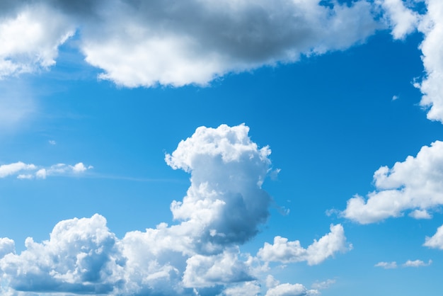 Sol detrás de las nubes en el cielo azul en día de verano