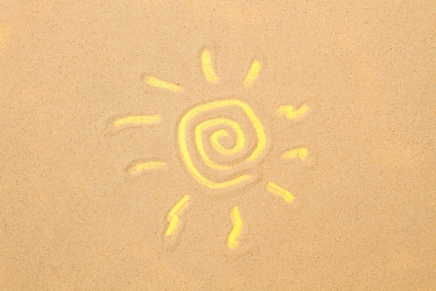 El sol dibuja sobre la arena y sobre un fondo amarillo.