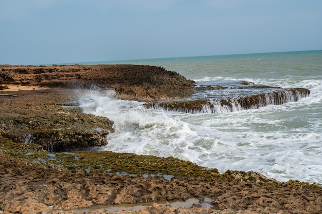 Sol do horário de verão no céu e areia da paisagem da praia