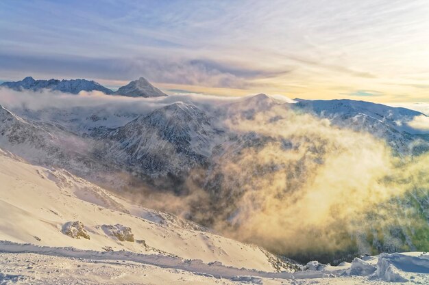 Sol e neblina em Kasprowy Wierch em Zakopane em Tatra Mounts no inverno. Zakopane é uma cidade na Polônia nas montanhas Tatra. Kasprowy Wierch é um monte em Zakopane e é a área de esqui mais popular na Polônia