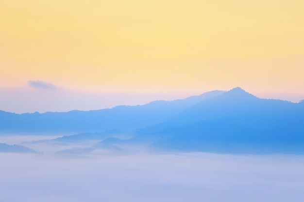 Sol e nuvens na névoa da manhã em Phu Lang Ka, Phayao, Tailândia